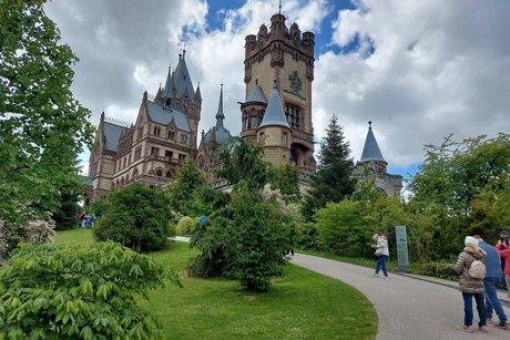 Weg zum Schlo&szlig; Drachenfels mit vielen T&uuml;rmen