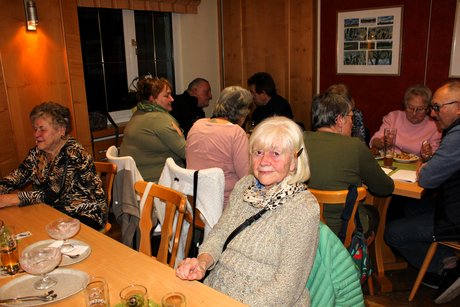 Teilnehmer beim Karpfenessen in Serlbach