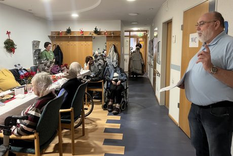 Der Nikolaus betritt den Raum mit Stab und Bischoffsm&uuml;tze