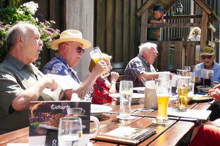 Bei einem kühlen Weizen kommt man schnell ins Ratschen.