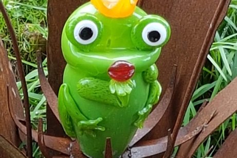 Besuch Glasmanufakturen im Bayerischen Wald Das Bild zeigt ein Beispiel für Gartendeko aus der Glasmanufaktur