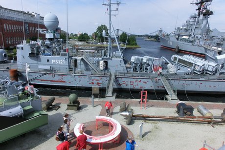 Auf dem Bild: Außengelände des Deutschen Marinemuseums mit zwei Schiffen der Bundesmarine im Hafen.
