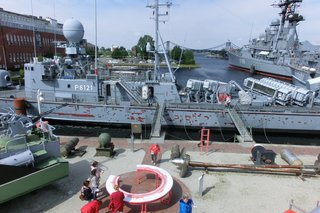 Auf dem Bild: Außengelände des Deutschen Marinemuseums mit zwei Schiffen der Bundesmarine im Hafen.