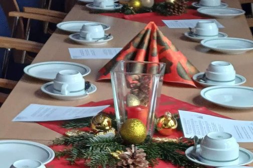 Foto vom gedeckten Tisch bei der Weihnachtsfeier mit der KAB