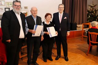 Die Jubilare Hans Kopfinger und Brigitte Reuter mit den Urkunden zum 30. Mitgliederjubiläum.