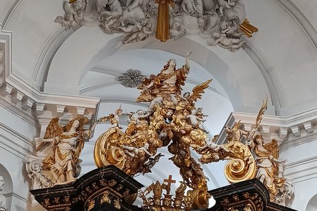 Goldene Figuren und Ornamente im Dom