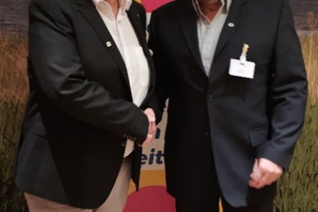 Herr Parst&auml;tter gratuliert seinem Nachfolger Andreas Knobelspies zur &Uuml;bernahme des Amtes als 1. Vorsitzender des Ortsverbandes Rosenheim