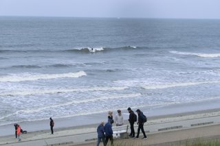 Auf dem Bild: Strandspaziergang auf Norderney.