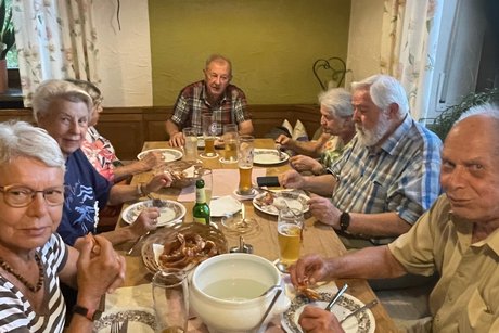 Gem&uuml;tliches Wei&szlig;wurstessen