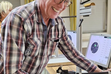 ein Mann beim Laden eines Luftgewehrs