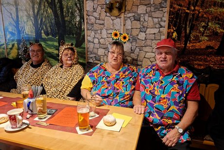 Die Tigerin hat bestimmt nicht nur die Sonnenblumen im Blick Die Tigerin hat bestimmt nicht nur die Sonnenblumen im Blick