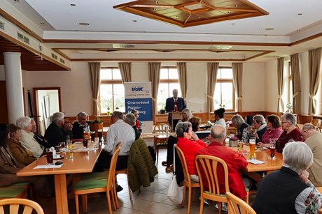 Die Mitgliederversammlung lauscht aufmerksam dem Bericht des Vorsitzenden Das Bild zeigt die Mitglieder des Ortsverbandes während der Vorsitzende den Jahresbericht vorträgt.