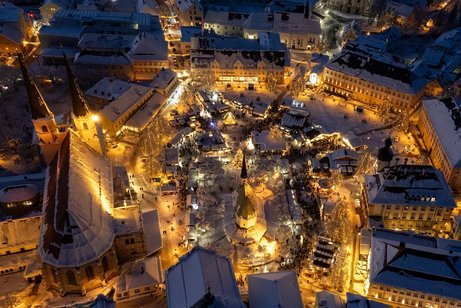 Der Altöttinger Christkindlmarkt - verzaubert unter einer Schneedecke Der Christkindlmarkt von Altötting von oben fotografiert, mit einer Schneedecke