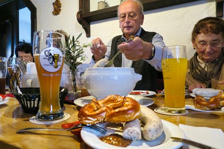 Frische Weißwürste mit Breze sind serviert