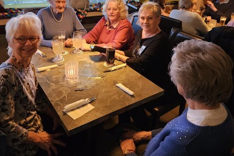 An zwei Tischen sitzen G&auml;ste. Das Besteck liegt schon f&uuml;rs Essen bereit