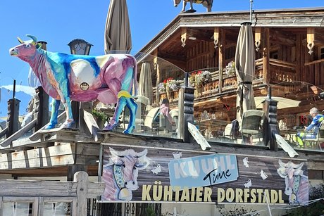 Mittagsrast auf der Sonnenterrasse des Kühtaler Dorfstadels Mittagsrast auf der Sonnenterrasse des Kühtaler Dorfstadels