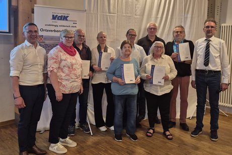 Foto von links: B&uuml;rgermeister Wilhelm Rehklau, VdK Kreisgesch&auml;ftsf&uuml;hrerin Sylva Gebhard, Walter Kronthaler (15 Jahre), Andrea Peppel (15 Jahre), Elzbieta Lang (15 Jahre), Martin Rappenegger (30 Jahre), Hans Hahn (15 Jahre), Marcia Kreutz-Stoller (15 Jahre), Siegfried Schmied (50 Jahre), Vorsitzender Andreas Husel