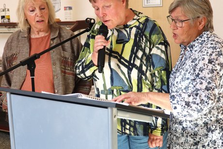 die Vorsitzende Monika Faber begleitet, zusammen mit zwei VdK-Mitgliedern den Chor.