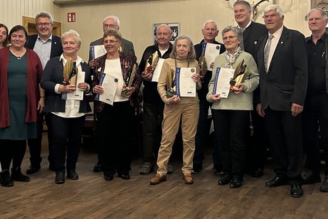 75-Jahr-Feier des VdK Ortsverbandes Garching 13 Menschen, davon 7 geehrte Personen mit Urkunde und Präsent