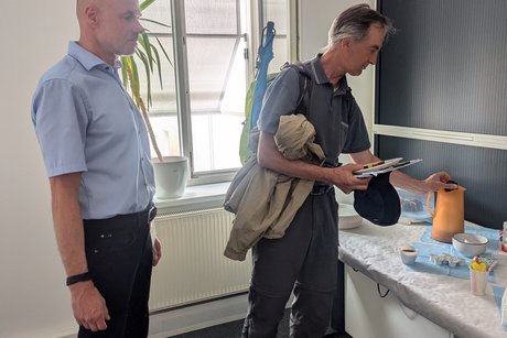 Kreisgesch&auml;ftsf&uuml;hrer Harald Raithel und ein Besucher bei Kaffee und Kuchen