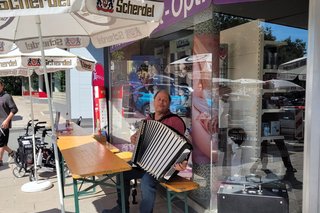 Abgebildet ist der Musiker Toni Hohlhut aus Marktleugast mit seinem Akkordeon