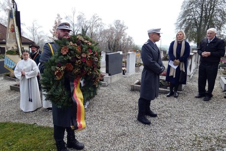Vertreter des Gebirgsjägerbataillon Bad Reichenhall vor dem Kriegerdenkmal