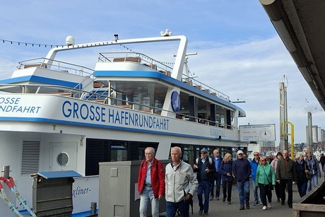 Zur Gro&szlig;en Hafenrundfahrt in Hamburg