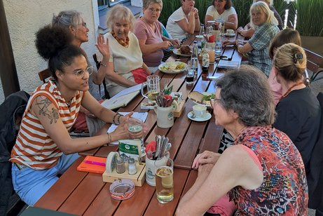 Gruppenfoto mit den Teilnehmerinnen des 2. FrauenThemen-Treff