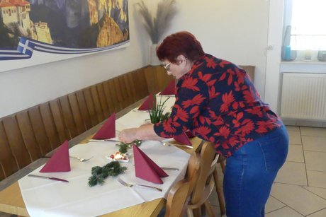 Vorbereitung der Feier mit sch&ouml;nem Tischschmuck