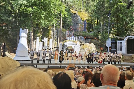 B&uuml;hnenbild eine gro&szlig;e Schauspielergruppe