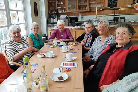 6 Teilnehmer der großen Spielegruppe, ganz rechts Ine Schatz-Reiser ein kleiner Teil der Spielegruppe