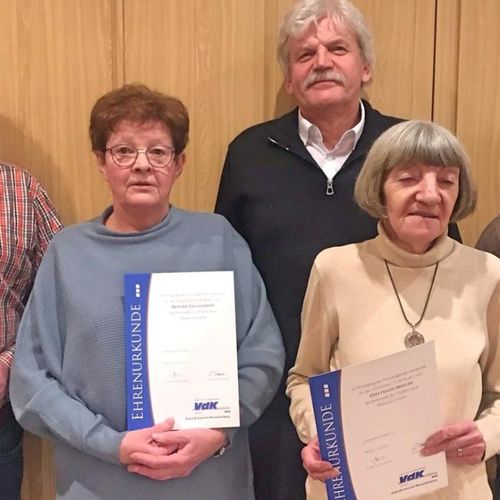 Traditionell am Bu&szlig;- und Bettag f&uuml;hrt der VdK Steinberg seine Jahreshauptversammlung durch. In der letzten Versammlung gab es auch Ehrungen f&uuml;r verdiente Vorstandschaftsmitglieder. Von links: Thomas Zeus, Monika Engelhardt und Edeltraud M&uuml;ller. Dahinter Ortsvorsitzender Wolfgang F&ouml;rtsch. Rechts Stv. Ortsvorsitzender Roland Freund.