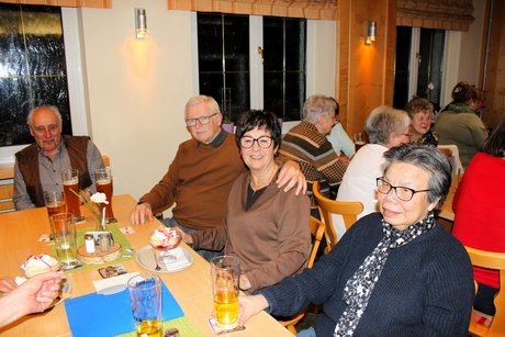 Teilnehmer beim Karpfenessen in Serlbach