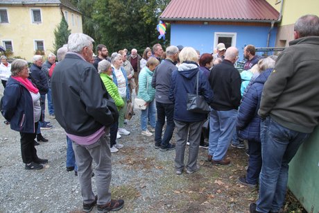 Man sieht den Fischzüchter beim Erklären