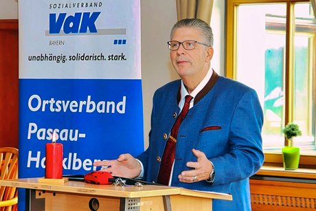 Der Vorsitzende Günter Hellwig stellt den Rechenschaftsbericht vor. Der Vorsitzende steht am Rednerpult und trägt den Rechenschaftsbericht vor.