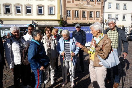 Die Teilnehmer versammeln sich zur Stadtf&uuml;hrung in Bad Mergentheim