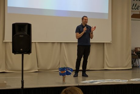 In einem Vortrag &uuml;ber &bdquo;KI f&uuml;r Senioren- Grundlagen der k&uuml;nstlichen Intelligenz, n&uuml;tzliche Instrumente f&uuml;r den Alltag&ldquo;, zeigte der Informationswissenschaftler Ronald Kaiser die M&ouml;glichkeiten von KI auf