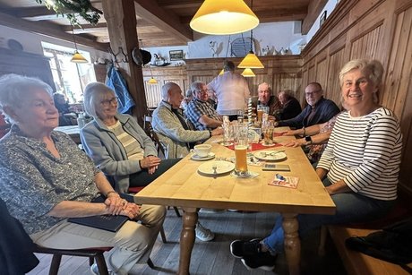 Die Geehrte im Rahmen treuer Kaffeekr&auml;nzchenbesuchern