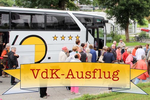 VdK Mitglieder steigen in den Reisebus ein