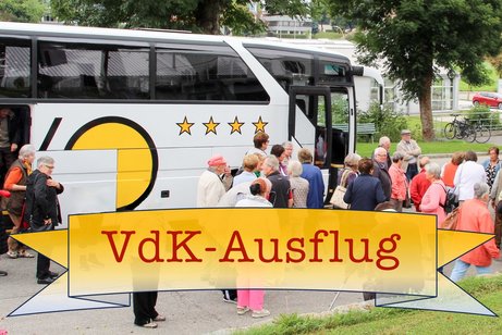 VdK Mitglieder steigen in den Reisebus ein