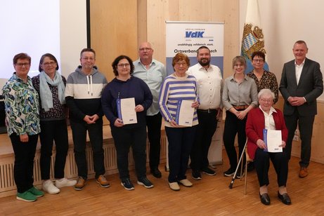 Auf der ersten Jahreshauptversammlung des VdK Ortsverbandes Esselbach-Altfeld wurde ein gemeinsamer neuer Vorstand gewählt. Von links: Gertrud Franz (Vertreterin der Frauen), Beisitzerin Maria Rothaug, Stv. Vorsitzender Eberhard Müller, Kassiererin Beate Leimeister (geehrt für 15 Jahre), Vorsitzender Detlef Havestadt, Beisitzerin Renate Havestadt (geehrt für 30 Jahre), Kreisgeschäftsführer Michael Kornheim, seine Stv. Laura Vormwald, scheidende Kassiererin Heike Wolf, Irma Leimeister (geehrt für 25 Jahre) und Marktheidenfelds Bürgermeister Thomas Stamm.