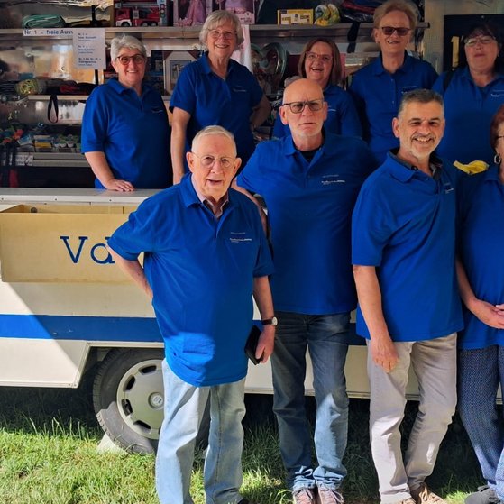 Unsere Vorstandschaft mit den neuen Poloshirts vor unserem Loswagen