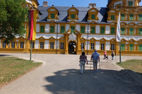 Schloß Seehof Eingang Es ist der Eingang von Schloß Seehof mit seiner wunderschönen gelb-weißen Fassade zu sehen.