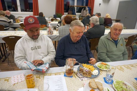 Teilnehmer*innen bei der Adventsfeier