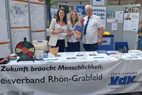 VdK Infostand beim Präventions- und Gesundheitstag am Rhön-Klinikum 3 Personen an einem Infostand