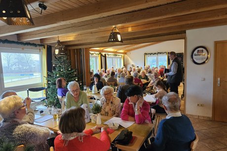 Viele G&auml;ste sitzen an den Tischen