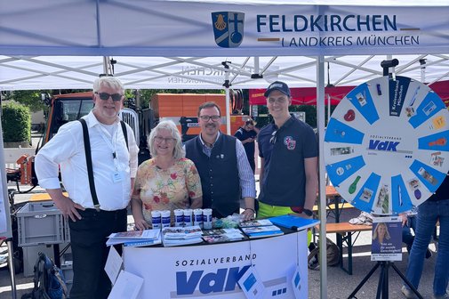 Im Foto v.r.n.l: Christian Wilhelm (2. B&uuml;rgermeister Feldkirchen (seit 11.05.2026)/Stellv. Vorsitzender FFW Feldkirchen), Andreas Janson (1. B&uuml;rgermeister Feldkirchen), VdK-Ortsverband Vorstandsmitglieder Marianne Wicha und Alfred Kraus