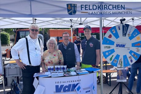Im Foto v.r.n.l: Christian Wilhelm (2. B&uuml;rgermeister Feldkirchen (seit 11.05.2026)/Stellv. Vorsitzender FFW Feldkirchen), Andreas Janson (1. B&uuml;rgermeister Feldkirchen), VdK-Ortsverband Vorstandsmitglieder Marianne Wicha und Alfred Kraus