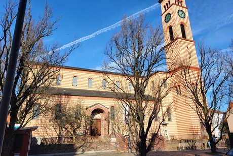 Auf dem Bild ist die Kirche St. Jakob von Friedberg zu sehen