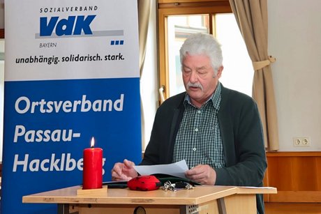 Bernd Tombers erläutert des Kassenbericht des Ortsverbandes Der Kassierer trägt den Kassenbericht vor.